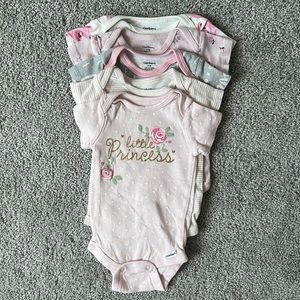 Gerber baby girl onesies - set of 5 - size 0-3 months